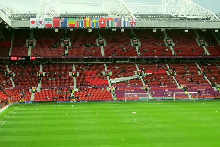 雨夜灯光下积水的球场草皮实拍(高温改变跑动结构与换人节奏)